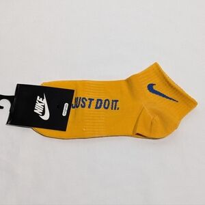 Nike “Just Do It” Yellow Ankle Socks – NWT 💛💙